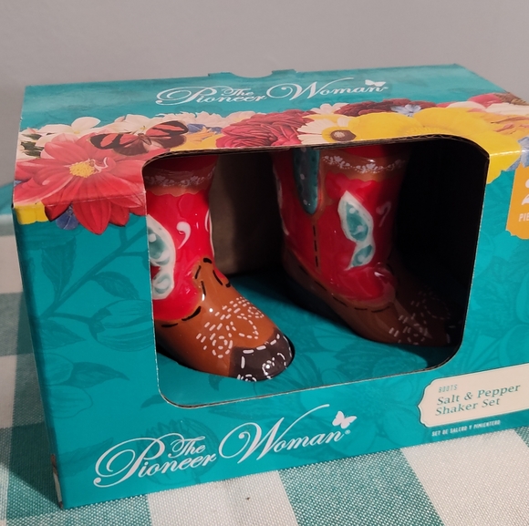 2022 🌺 New The Pioneer Woman Cowgirl Boots Salt & Pepper Shakers - Picture 5 of 7